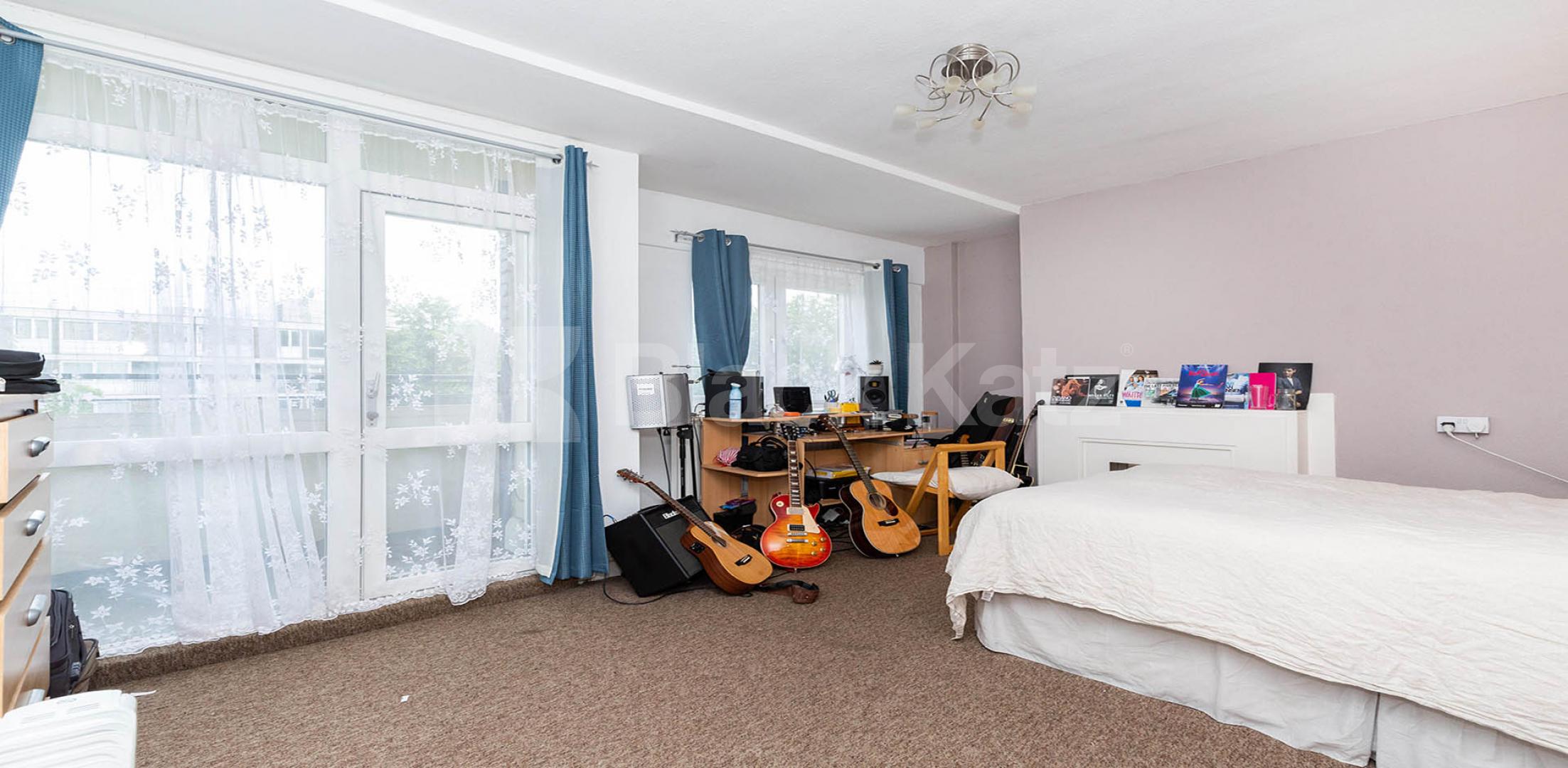 			CLOSE TO CITY UNI, 3 Bedroom, 1 bath, 1 reception Apartment			 Agdon Street EC1, CLERKENWELL